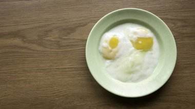 Yarım haşlanmış yumurta. Malezya kahvaltısı.