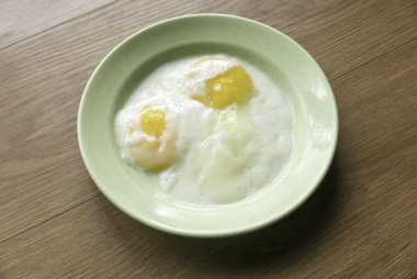 Yarım haşlanmış yumurta. Malezya kahvaltısı.