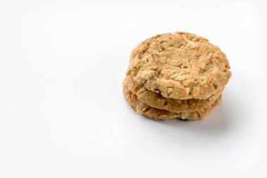 Beyaz arkaplanda izole edilmiş bir yığın yulaflı bisküvi.