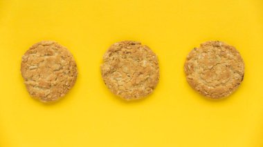 Sarı arka planda yulaflı bisküviler.