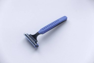 Tek kullanımlık tıraş bıçağı beyaz arkaplanda izole edilmiş..