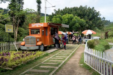 Cameron Highlands, Malezya - 23 Kasım 2021: Mobil mutfak veya kahve ve tatlı satan yemek kamyonu.