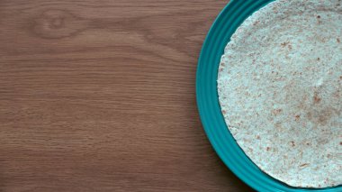 Tam tahıl yeşil bir tabağa sarılır..