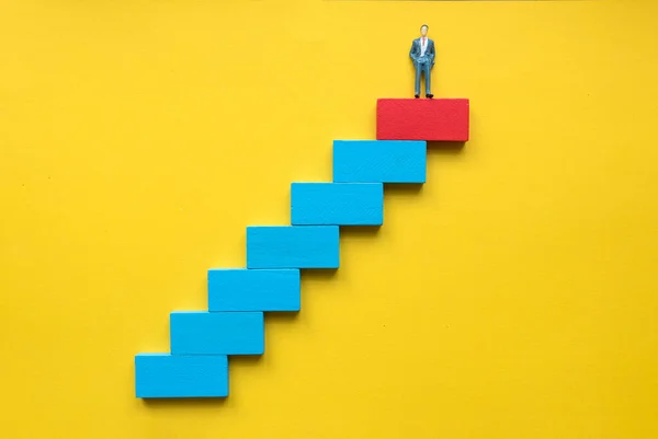 Egy Miniatűr Üzletember Lépcső Tetején Sikeres Üzlet Vagy Karrier Fogalma — Stock Fotó