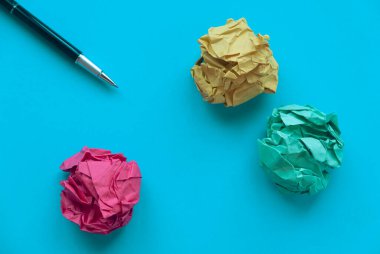 Mavi bir arka plan üzerinde buruşuk kağıt topları