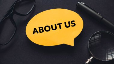 Gözlük, kalem, büyüteç ve 