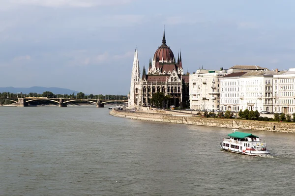 Budapest: Parlamento ungherese sul Danubio — Foto Stock