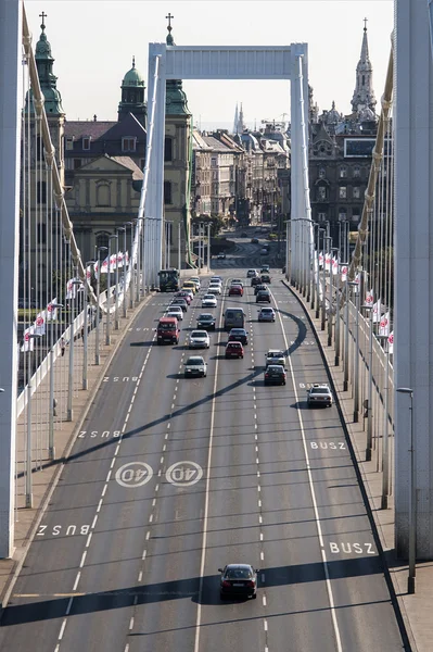 Budapest: Puente moderno sobre el Danubio — Foto de Stock