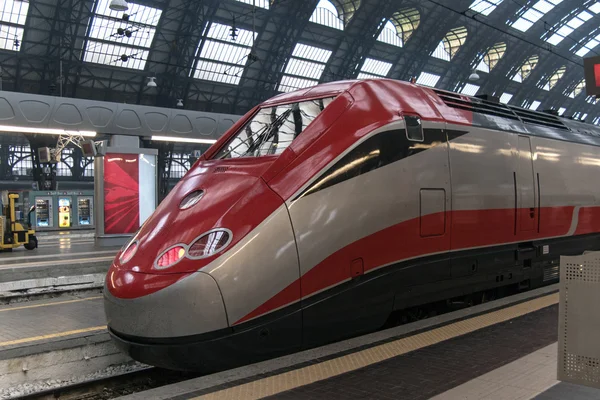 Juna Milanon asemalla — kuvapankkivalokuva