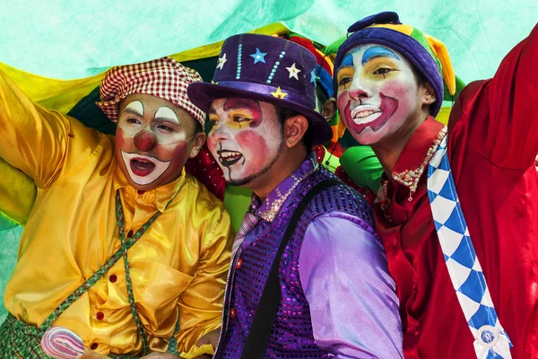 Genç sokak palyaço