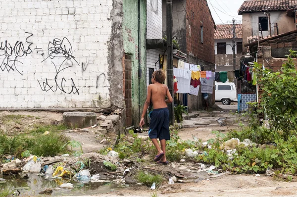 Menino em um bairro suburbano — Fotografia de Stock