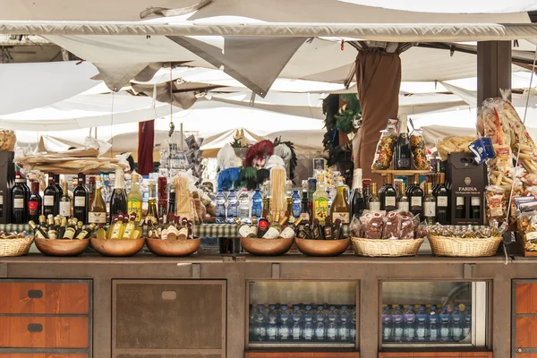 Vin, huile et macaroni à vendre sur un étal de marché — Photo