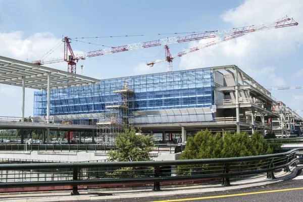 avlu üzerinde Vinçler