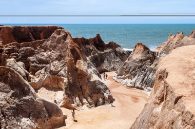 turistler kayalık plaj