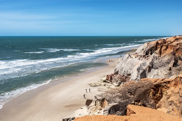 Touristen am felsigen Strand — Stockfoto