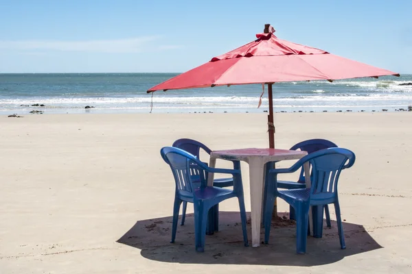 Beach umbrella on the beach — Stock Photo, Image