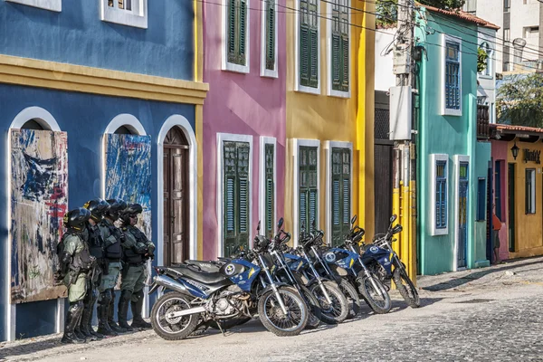 Policejní oddíl sleduje lidové protesty — Stock fotografie