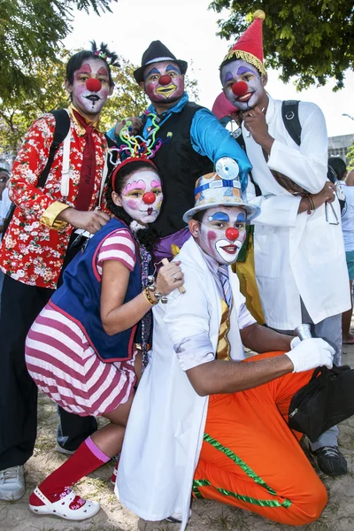 Юные уличные клоуны — стоковое фото