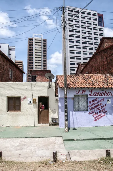 Mulher idosa na porta da frente — Fotografia de Stock