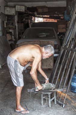 garajında yaşlı metalworker