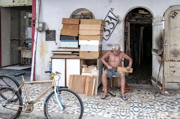 Elderly man working in the street — Stock Photo, Image