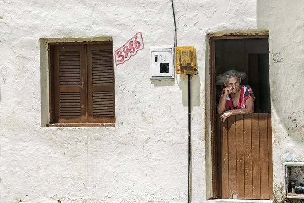 正面玄関の上の高齢者の女性 — ストック写真