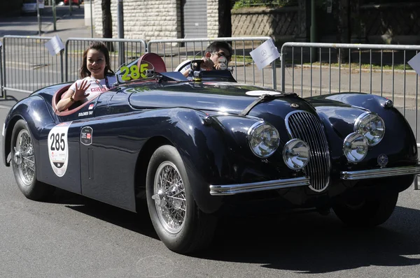 Coche viejo en la carrera de Mille Miglia — Foto de Stock