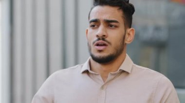 Şehrin arka planında hapşıran hasta İspanyol iş adamını kapatın. Soğuk belirtileri olan, dışarıda hapşıran, kötü kalpli Arap bir adam. Alerjiden muzdarip portre erkek grip olmuş.