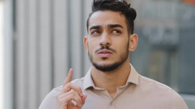 Yakından erkek endişeye kapılmış portre, İspanyol şaşkın iş adamı derin düşüncelere dalmış hafıza yaratma, plan yapma, işaret parmağı fikri ortaya çıkıyor.