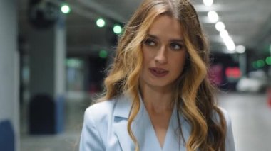 Kapalı alandaki otoparktaki kadın portresi genç, kendine güvenen güzel bir kız bin yıllık düşünceli, sarışın, dudaklarını ısıran bir kadın. Model modelleme sorunu. Düşünme sorunu.