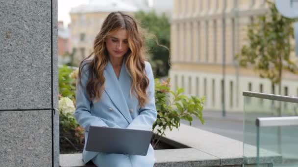Pomyślny kaukaski biznes kobieta student młoda dziewczyna użytkownik manager pracownik siedzi na tarasie biurowym wpisując laptop za pomocą komputera do czatu e-zakupy e-learning pracy zdalnego przeglądania w aplikacji sieciowej — Wideo stockowe