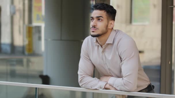 Ispanico di successo fiducioso uomo d'affari capo lavoratore si trova sul balcone della terrazza nella costruzione di ufficio aziendale pensare godendo di riposo. arabo ragazzo sognare all'aperto profondo in pensiero ponderare — Video Stock