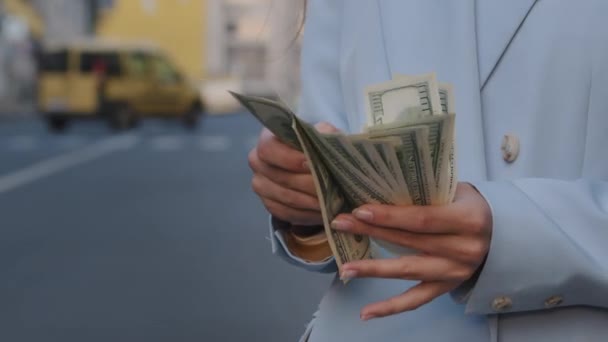 Detailní záběr ženských rukou počítání dolarových bankovek venku stojící na silnici. Byznysmena venku počítá peníze v hotovosti. Výpočet peněz ve městě. Holka s platem. Dáma s platebním financováním — Stock video