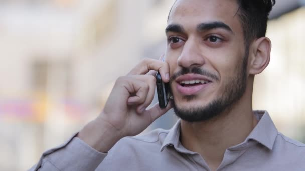 Extrema close-up barba masculina cara árabe hispânico homem de negócios cliente consultor de celular on-line falando telefone celular atender chamada beber chá de café de copo de papel falando smartphone sem fio — Vídeo de Stock