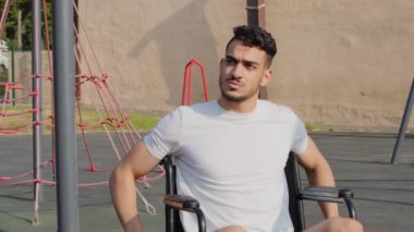 Stadyumda engelli tekerlekli sandalye kullanan ciddi odaklı genç adam. Spor sakatlığı olan eski sporcu antrenmanlara devam ediyor, inatçılığı ve iradeyi şeytanlaştırıyor. Rehabilitasyon engelli kişi