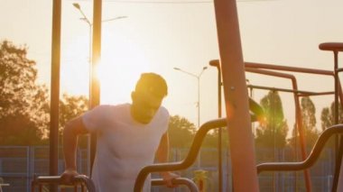İyi gelişmiş pazıları ve trapezius kasları olan sportif, güçlü Arap bir adam her sabah egzersiz yaparken makine egzersizi yapıyor. Genç enerjik Orta Doğulu Hintli atletizm sporcusu stadyumda çalışıyor.