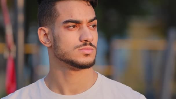 Σοβαρός νεαρός Άραβας φοιτητής κοιτάζει επιπόλαια στην άκρη, ο τύπος ανησυχεί, επιδιώκει να λύσει το πρόβλημα, στοχαστές στρατηγική. Millennial αθλητής της Μέσης Ανατολής Ινδός αθλητής άνθρωπος δυσαρεστημένος με τα αποτελέσματα των αγώνων — Αρχείο Βίντεο