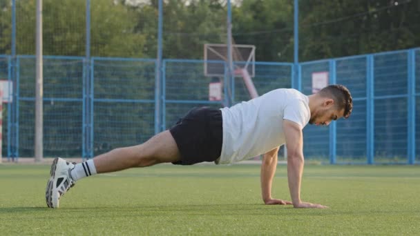 Olahraga berotot yang kuat dengan tubuh yang indah Pria India di musim panas pakaian olahraga t-shirt dan celana pendek melakukan bisep push up latihan selama latihan Atlet Timur Tengah latihan senjata di stadion — Stok Video