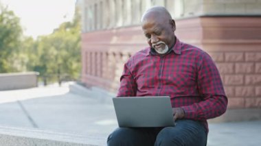 İnternetten bilgisayarla alışveriş yapan 60 'lı yaşlardaki Afro-Amerikan müşteriniz kutlu olsun. Yaşlı banka müşterisi internet mağazasında iyi satın alıyor, hizmet sunmaktan memnun, tamam jest uygulaması önerir