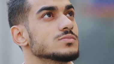 Yakın plan insan ciddi rüya gibi erkek yüzü mükemmel sakallı ve koyu renk gözlü, İspanyol Arap sakallı adam derin düşüncelere dalmış ve lazer düzeltmeden sonra iyi bir görüşün tadını çıkarmayı hayal ediyor.