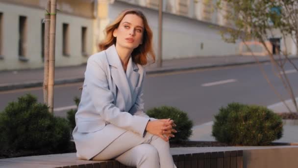 Jeune belle femme d'affaires élégante irritée impatiente impatiente impatiente fille modèle millénaire petite amie assise sur le banc dans la rue de la ville attendre quelqu'un nerveusement regarder autour concept d'attente — Video