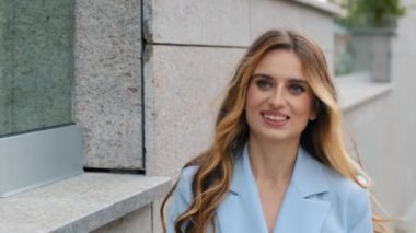 Güzel, genç, çekici, beyaz kız, bin yıllık sarışın, mutlu kız model, caddede yürürken gülümsüyor, gülüyor, kıvırcık, açık havada gülümsüyor, kadın portrede yürüyor.