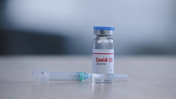Close Gennemsigtig Glasflaske Med Covid Coronavirus Vaccine Står Bordet Uigenkendelig – Stock-video