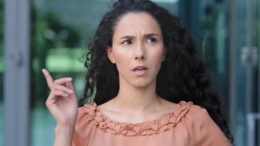 İspanyol kadın portresi. Dalgın, düşünceli, etnik model kadın. Karar verme üzerine kafa yoran plan.