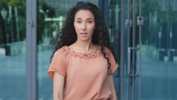 Portrét hispánské mladé dívky etnická žena kudrnatá bruneta žena svůdná dáma stojící venku body směr prstu na kameru dělá výběr gesto říct hej si vybrat ukazující před ní — Stock video