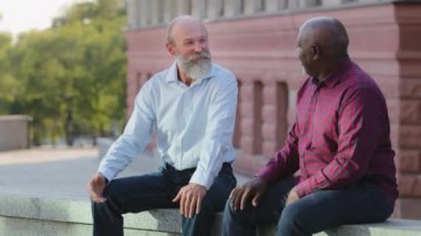 Çeşitli gülümseyen meslektaşlar ya da dışarıda oturan arkadaşlar hoş sohbetler eder. Emekliliğin tadını çıkaran, hafta sonları iyi vakit geçiren yaşlı Afro-Amerikan ve Avrupalı erkekler