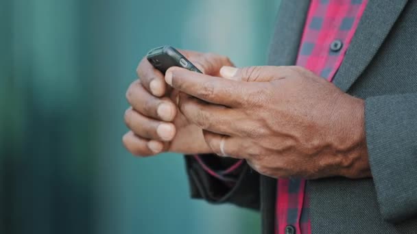 Κοντινά αντρικά χέρια δακτυλογραφούν, ηλικιωμένοι μαύροι στέλνουν μηνύματα και ψωνίζουν στο κινητό. Senior Αφρικής άνθρωπος κρατώντας σύγχρονη συσκευή smartphone, χρησιμοποιώντας την εφαρμογή για κινητά, ηλικιωμένους και την έννοια της τεχνολογίας — Αρχείο Βίντεο