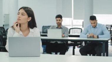 Fikir üzerinde kafa yoran kadın, iş adamları ofis çalışanları grubu büyük modern çalışma alanlarında çalışan ekip elemanları, iş yerindeki modern işletmelerde bilgisayarlı masalarda oturan çalışanlar.