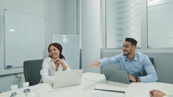 Succesvolle Indiase Arabische mannelijke leider verenigen gelukkig multiraciaal team mensen stapelen handen op tafel samen veelbelovend support vertrouwen in partnerschap, hulp in samenwerking, professioneel leiderschap concept — Stockvideo