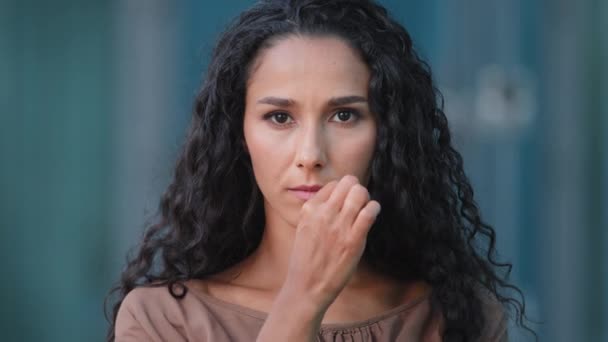 Retrato de chica joven seria mujer triste de pie en la calle en la ciudad al aire libre con cremallera boca arriba con muestra clave gesto bien hace símbolo de silencio tranquilo mantiene secreto información discriminación — Vídeo de stock